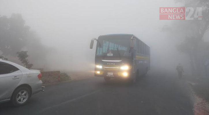 ঘন কুয়াশা খুলনায়, হেডলাইট জ্বালিয়ে চলছে গাড়ি