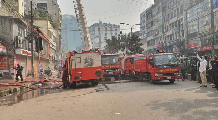 দেড় ঘণ্টার চেষ্টায়ও  নিয়ন্ত্রণে আসেনি রাহাত টাওয়ারের আগুন