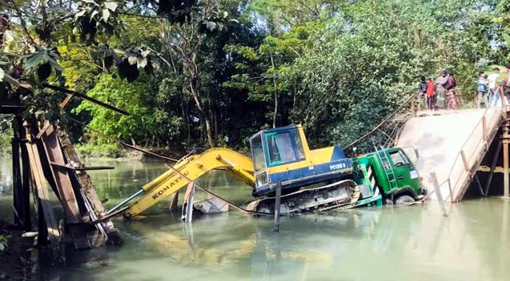 ব্রিজ ভেঙে ভেকুসহ লরি খালে, ভোগান্তিতে সাধারণ মানুষ