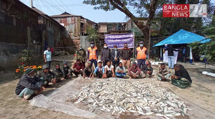 পাথরঘাটায় জাটকা-জাল-ট্রলারসহ ১৪ জেলে আটক