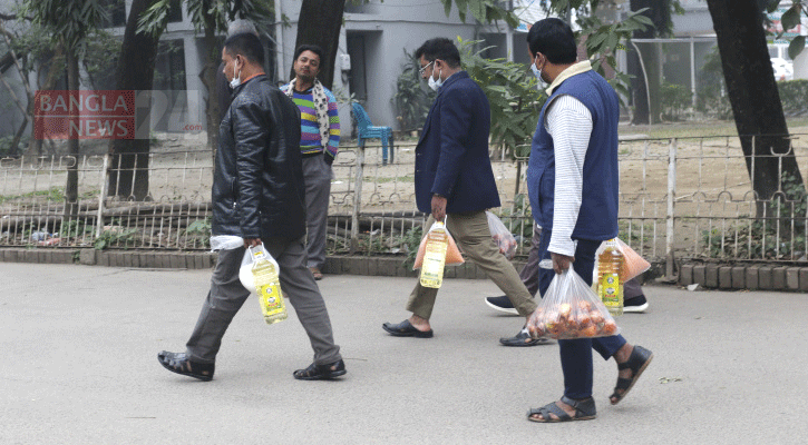 টিসিবির ট্রাক থেকে ক্রেতাদের টার্গেট তেল