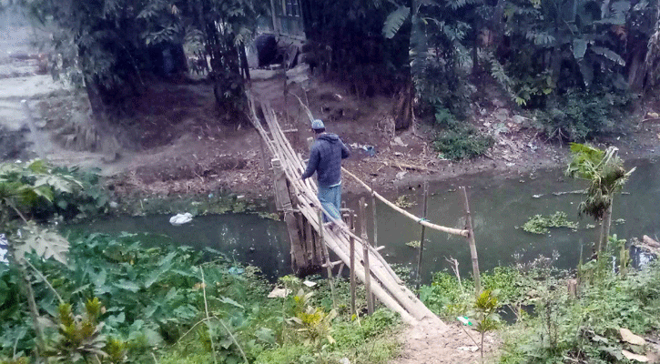 বাঁশের ঝুঁকিপূর্ণ সাঁকোতে পারাপার, দাবি পাকা ব্রিজের