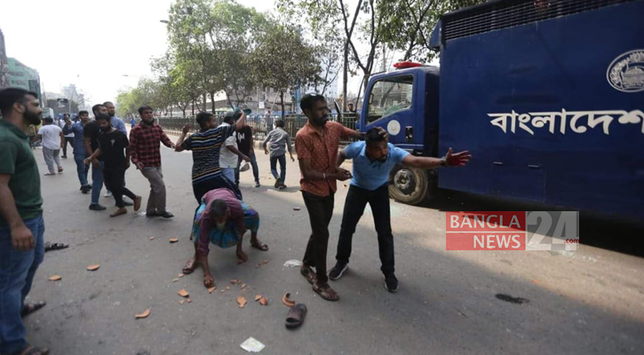 ইশরাককে বহনকারী প্রিজনভ্যানে হামলা