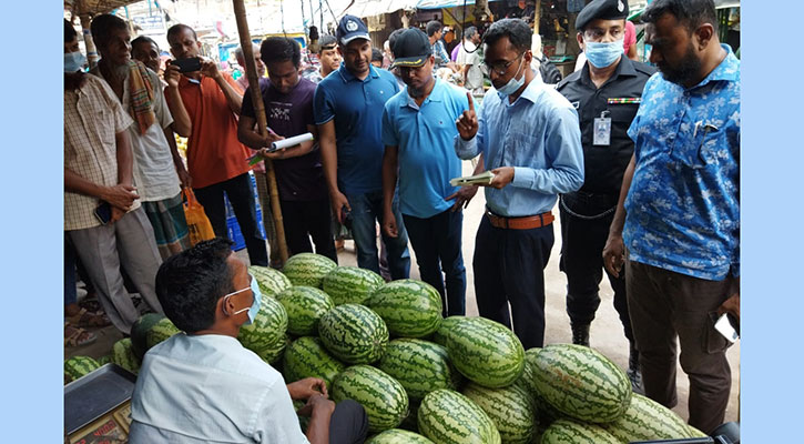 জয়পুরহাটে কেজি দরে তরমুজ বিক্রি, ১০ ব্যবসায়ীকে জরিমানা