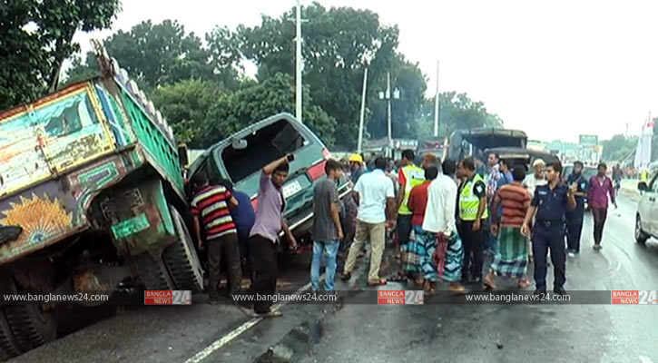 তারাকান্দায় ট্রাক-মাইক্রোবাস সংঘর্ষে নিহত ২ 