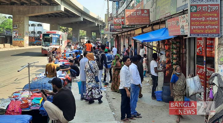 ফাঁকা ঢাকায় বাসে নেই যাত্রীর চাপ