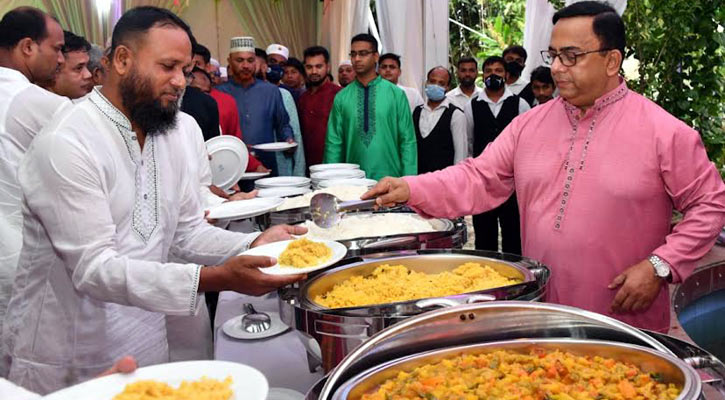 পুলিশ সদস্যদের প্লেটে খাবার তুলে দিলেন আইজিপি