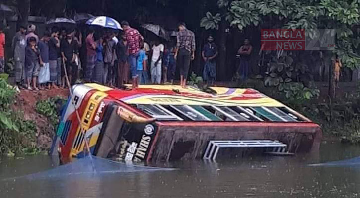 চালকের সিটে হেলপার, বাস পুকুরে পড়ে ব্যবসায়ী নিহত