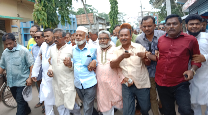 প্রধানমন্ত্রীকে হত্যার হুমকির প্রতিবাদে নলছিটিতে বিক্ষোভ