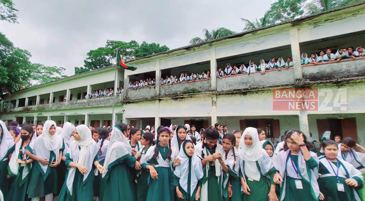 ফেসবুকে স্কুলে বোরকা পরা নিষিদ্ধের অপপ্রচার, শিক্ষার্থীদের বিক্ষোভ