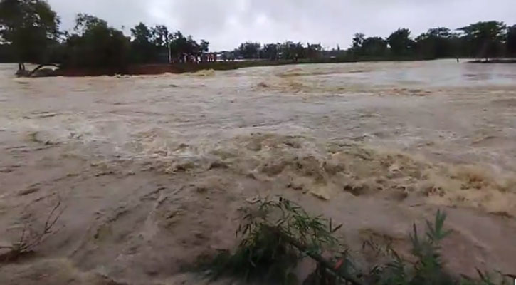 ধোবাউড়ায় আকস্মিক বন্যা, ৩ শতাধিক মানুষ পানিবন্দি 