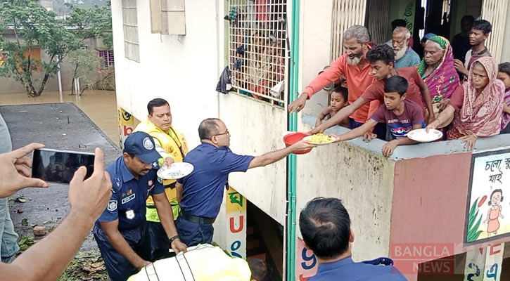 রান্না করা খাবার নিয়ে বন্যাদুর্গতদের পাশে সিলেট জেলা পুলিশ