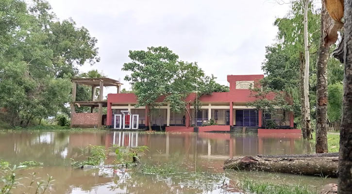 বন্যা: ফুলগাজীর ৭ প্রাথমিক বিদ্যালয়ে শ্রেণি কার্যক্রম বন্ধ