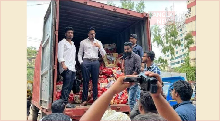 বন্যার্তদের জন্য খাদ্য-নৌকা পাঠালেন অয়ন ওসমান