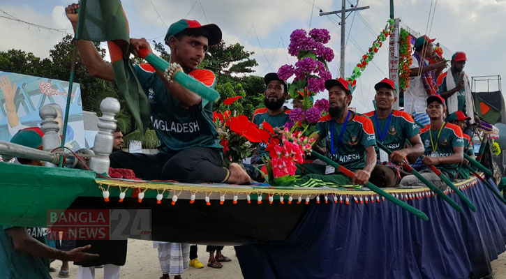 পদ্মা সেতু উদ্বোধন: গানে গানে মাতিয়ে তুলছেন নৌকার মাঝিমাল্লারা