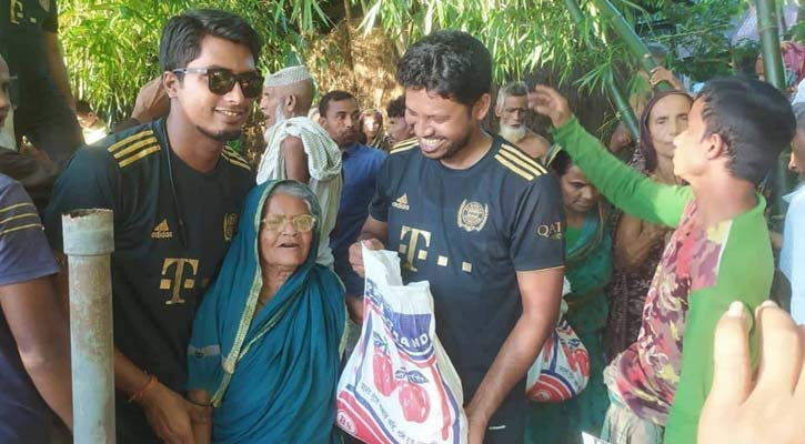 ত্রাণ নিয়ে বন্যার্তদের পাশে জবি শিক্ষার্থীরা