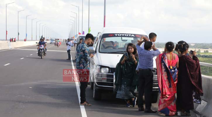 পদ্মা সেতুতে যান থামানো নিষেধ, তোলা যাবে না ছবিও