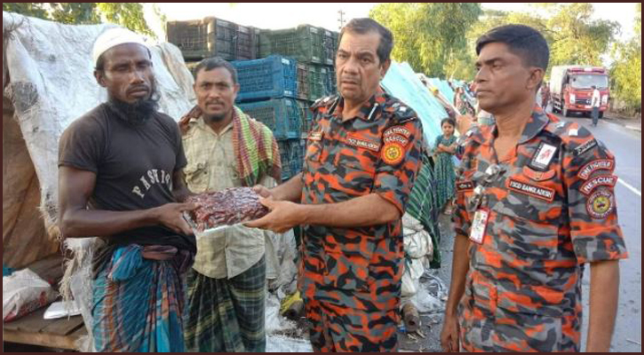 এবার সিলেটে বন্যার্তদের খেজুর দিল ফায়ার সার্ভিস