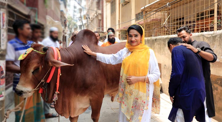 ব্যাচেলর’স কোরবানি: ১০৩ ডিগ্রি জ্বর নিয়ে শুটিং করেছেন মনিরা মিঠু