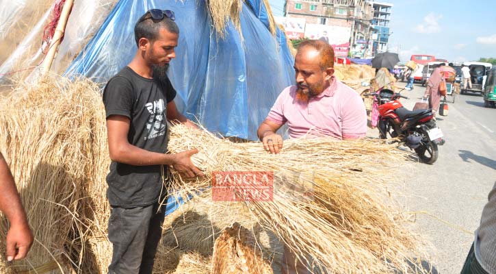 রাজধানীতে মৌসুমি ব্যবসা রমরমা