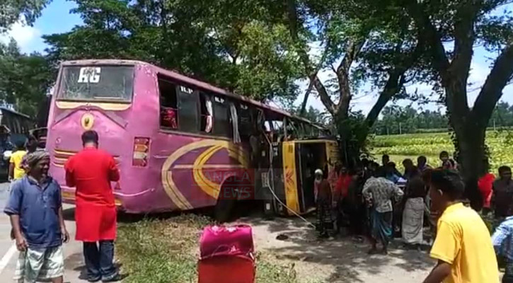 উল্টোপথে এসে দুই ট্রাককে ধাক্কা দিল বাস, ঝরলো ৩ প্রাণ