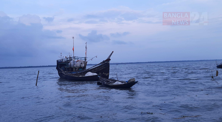 ঋণের বোঝা মাথায় নিয়ে সাগরে ছুটছেন জেলেরা