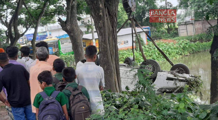 কুমিল্লায় প্রাইভেটকার খাদে পড়ে দম্পতিসহ নিহত ৩