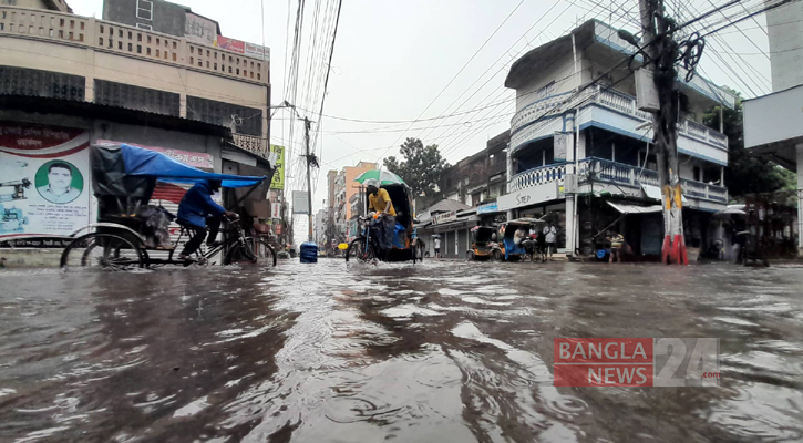 বৃষ্টি হলেই ডুবে যায় সড়ক!