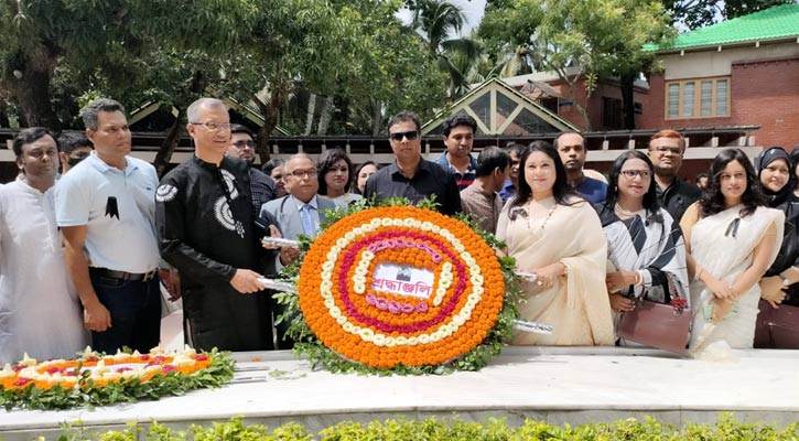 বঙ্গবন্ধুর সমা‌ধি‌তে নারায়ণগ‌ঞ্জের বিচারকদের শ্রদ্ধা