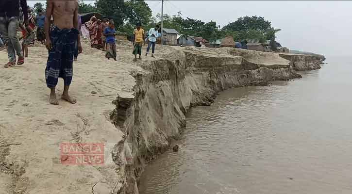 পদ্মার ভাঙনে ৪৬ বাড়ি বিলীন, হুমকির মুখে ৩ শতাধিক