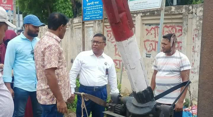 রেলক্রসিংয়ের ব্যারিয়ার ভেঙে আহত বাইক  চালক, চা-বিস্কুট খাইয়ে রফা