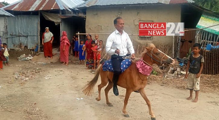 সময়মতো পৌঁছাতে ঘোড়ায় চড়ে স্কুলে যান শিক্ষক