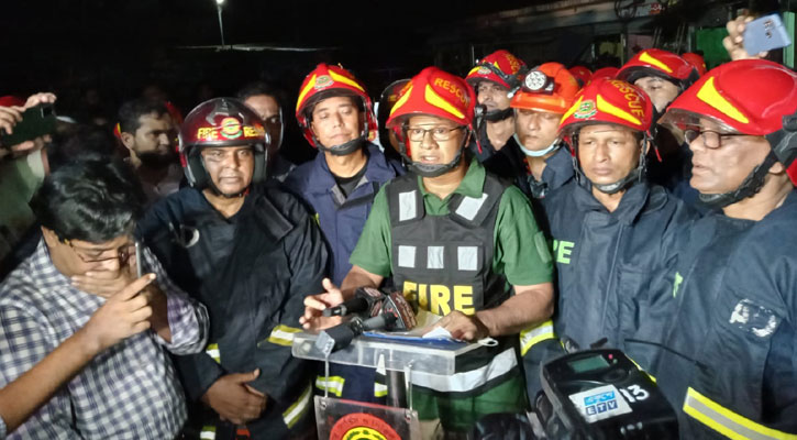 হাজারীবাগে আগুনে পুড়েছে বস্তির ১৮০ ঘর