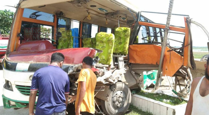 নিয়ন্ত্রণ হারিয়ে লোহার খুঁটিতে ধাক্কা দেয় যাত্রীবাহী বাসটি