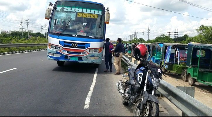 ঢাকা-মাওয়া হাইওয়ের যত্রতত্র গাড়ি পার্কিং, বাড়ছে দুর্ঘটনা