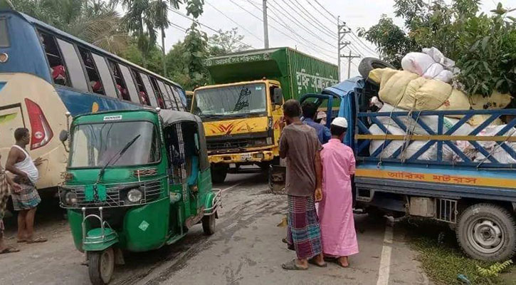 বঙ্গবন্ধু সেতু সড়কে বাস-ট্রাক-অটোরিক্সার সংঘর্ষে আহত ৪৫  