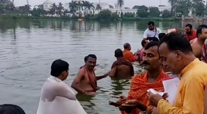 মহালয়া উপলক্ষে ত্রিপুরাজুড়ে অনুষ্ঠিত হলো পিতৃতর্পণ