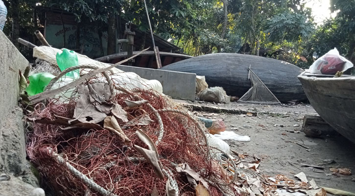 ১২ দিন পর শুধু ২৫ কেজি চাল পেয়েছি, তা খাব কী দিয়ে?