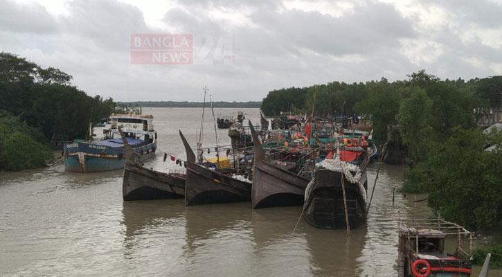 ইলিশ ধরতে মধ্যরাতে সাগর যেতে প্রস্তুত জেলেরা