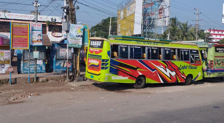 বরিশালে লঞ্চ-বাস বন্ধে সাধারণ যাত্রীদের ভোগান্তি