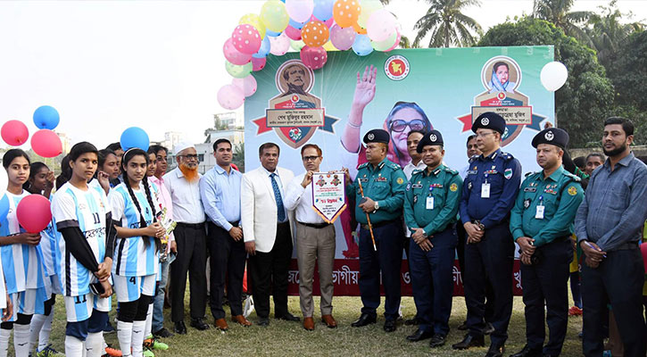 খুলনায় বঙ্গবন্ধু ও বঙ্গমাতা গোল্ডকাপ ফুটবল টুর্নামেন্টের উদ্বোধন