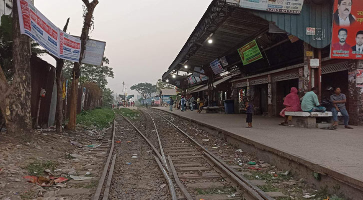 ঢাকা-নারায়ণগঞ্জ ট্রেন চলাচল বন্ধ, যাত্রীদের ক্ষোভ