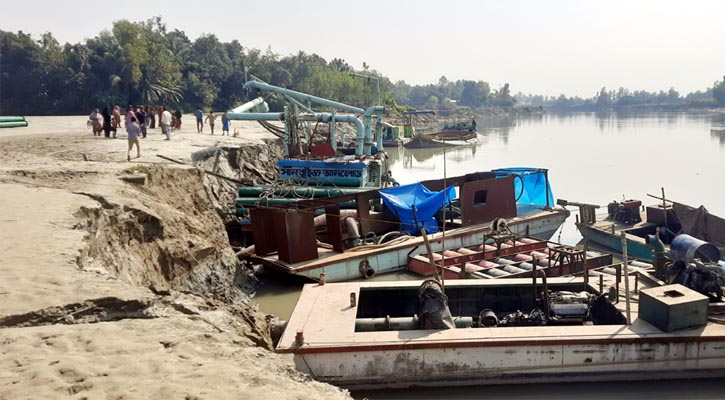 টাঙ্গাইলে বেপরোয়া বালু উত্তোলনে হুমকির মুখে গ্রাম