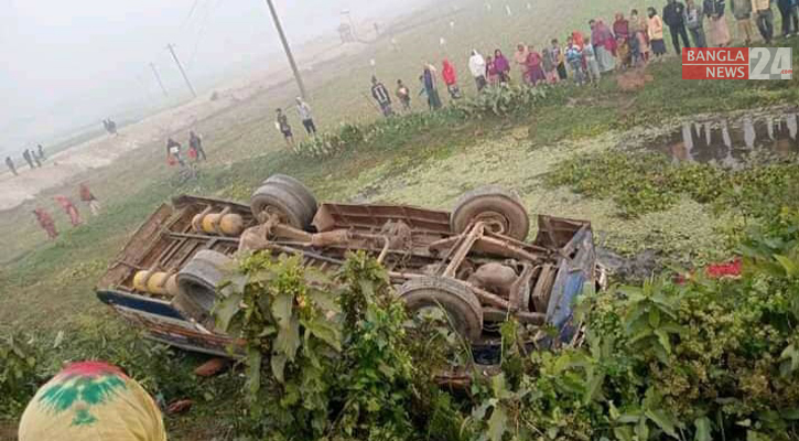 ধামরাইয়ে বাস উল্টে ২ নারী নিহত