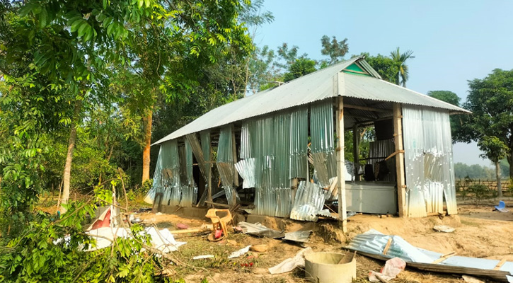 ধোবাউড়ায় ৪০ ঘরবাড়িতে বন্যহাতির তাণ্ডব