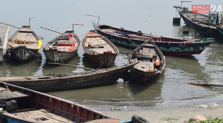 চাঁদপুরে জব্দ ৬ নৌকা নিলামে বিক্রি