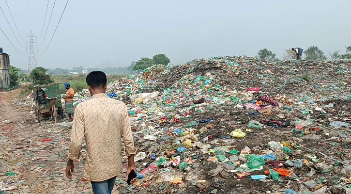 রাস্তার পাশে ময়লার স্তূপ, দুর্ভোগে এলাকাবাসী