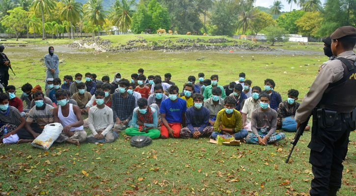 রোহিঙ্গাবাহী নৌকা ভিড়ল ইন্দোনেশিয়ায় 