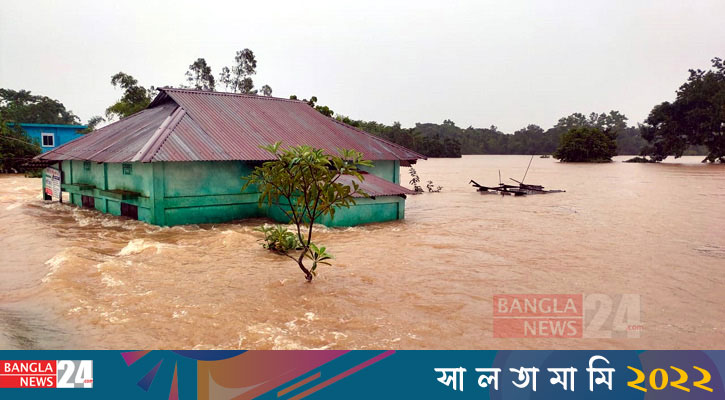 বন্যা-বজ্রপাতে রেহাই মেলেনি