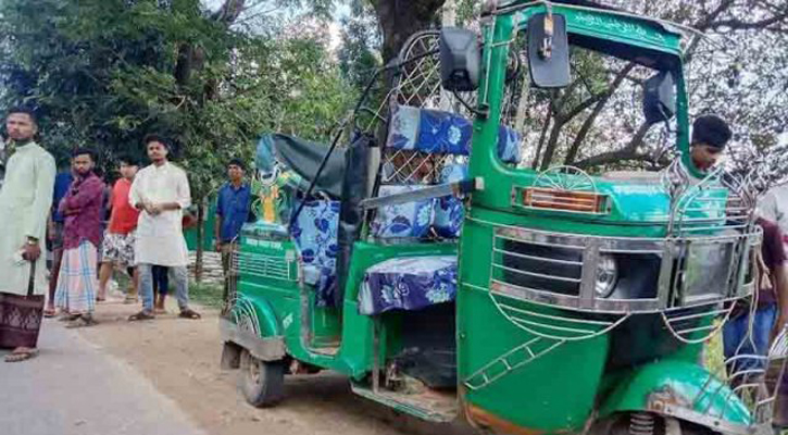 দাঁড়িয়ে থাকা অটোরিকশাকে ট্রাকের ধাক্কা, প্রাণ গেল যাত্রীর